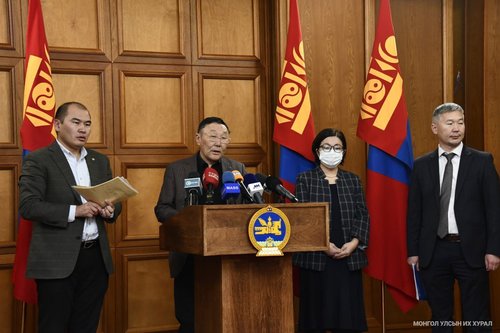 Зөвлөлдөх санал асуулгын асуулт дотор “шинээр Үндсэн хууль батлах” тухай агуулга огт байхгүй